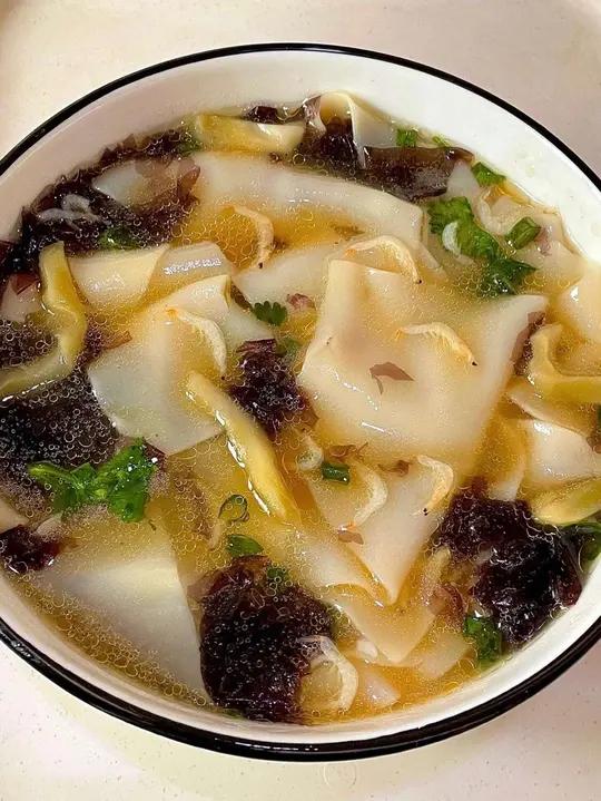 吃不完的饺子皮别再扔啦!这样做好吃哭了 早餐美食教程早餐吃什么大人孩子都爱吃饺子皮新吃法
