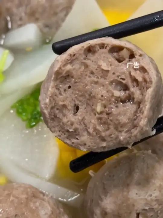 家人们,这个潮汕牛肉丸一口爆汁,拆开袋子看这圆润饱满的样子,咬开瞬间滚烫的肉汁“Q弹紧实的