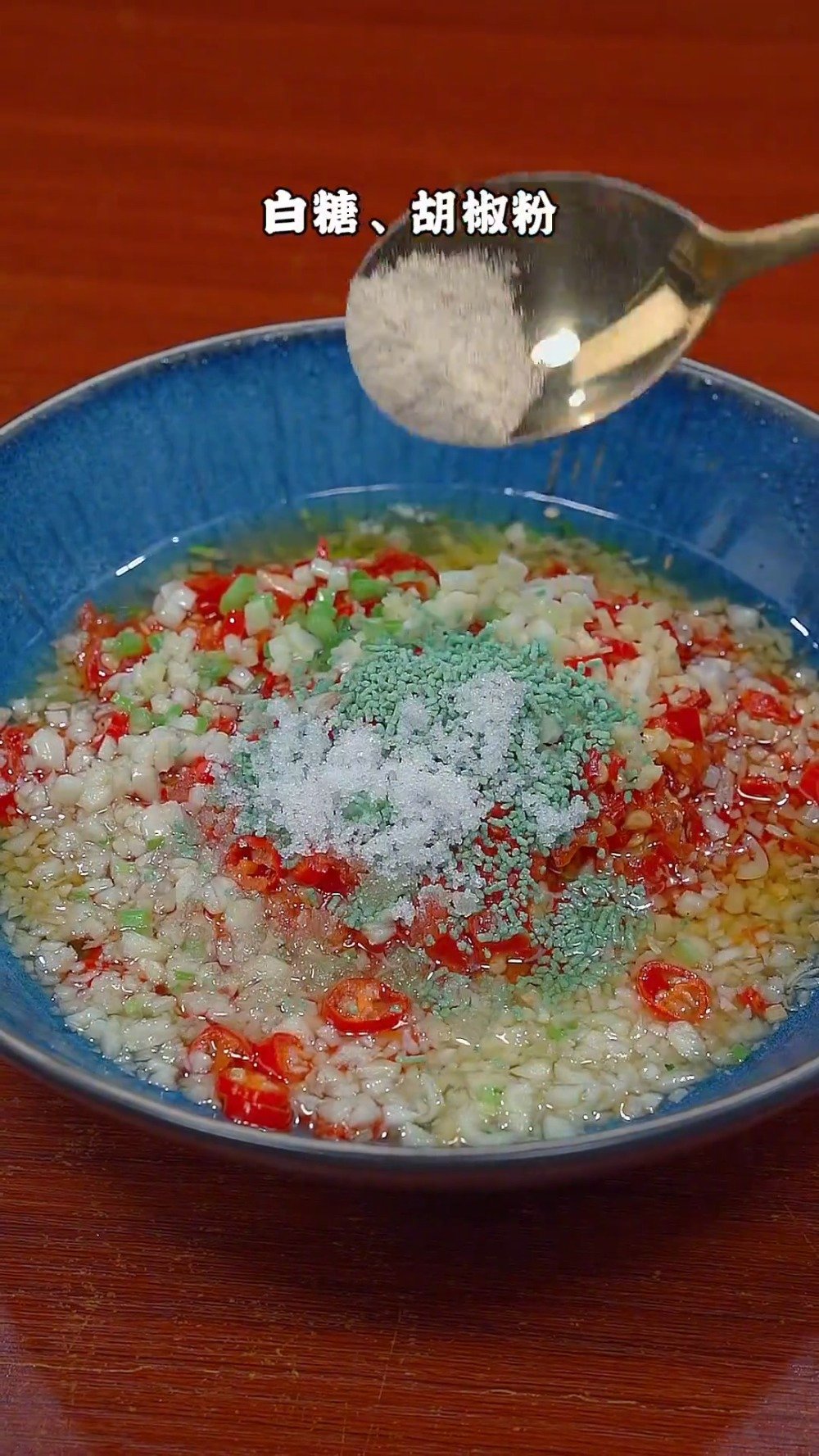畅飨好味 不用蒸的剁椒鱼头做法。via:天天美食推荐