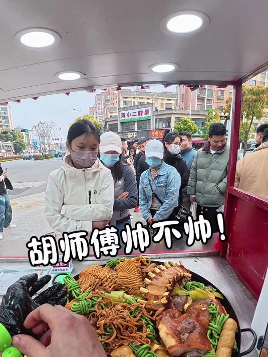 沉浸式带你体验我在县城摆摊卖卤菜的一天 胡师傅大锅卤菜