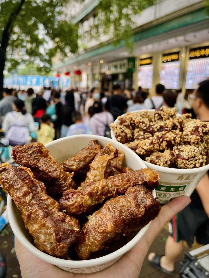 炸松肉和芝麻羊肉，是我小时候过年最爱偷吃最解馋的清真小吃了