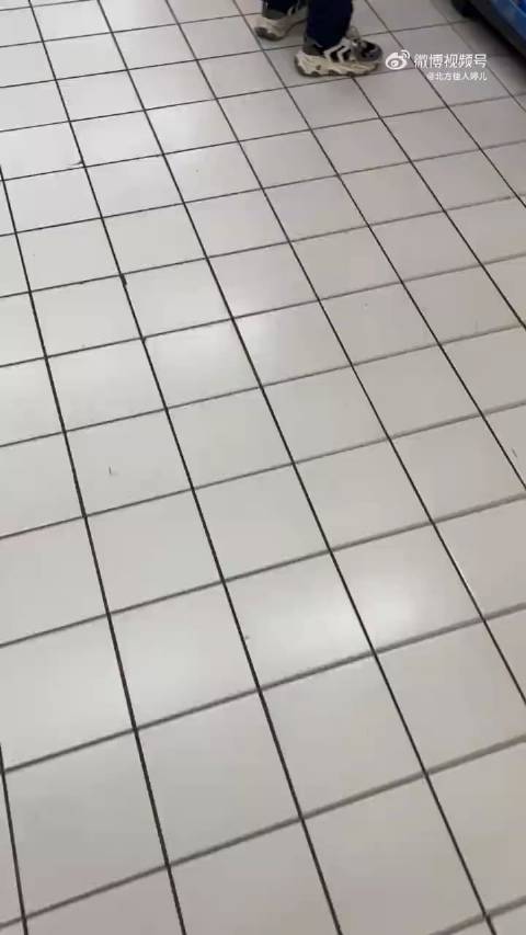 长春网友称沃尔玛商品两个日期 转自网友:本人于2022年11月12日。在长春市沃尔玛超市(