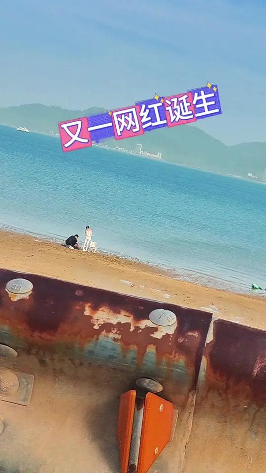 她是在海里钓草鱼吗?实在太厉害啦~