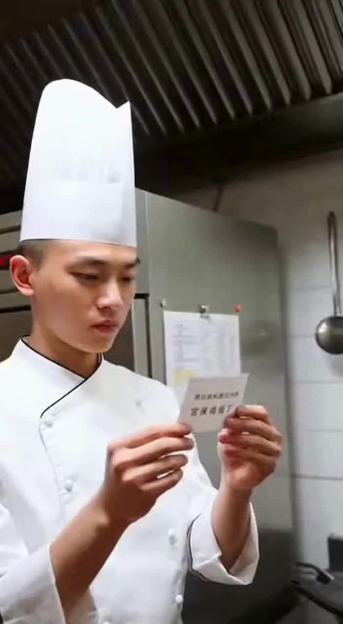 厨师竟把外卖单，当特供菜单贴？