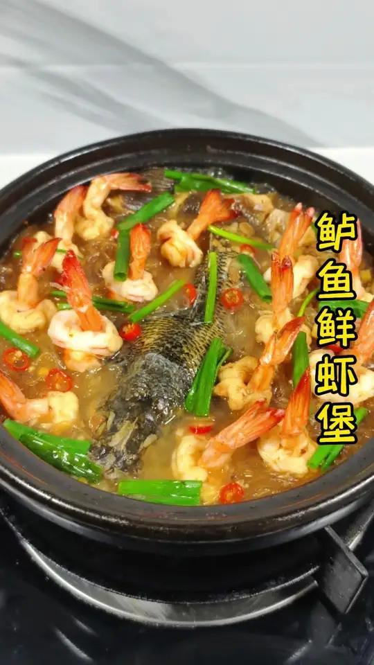做法超简单又美味的鲈鱼鲜虾煲,鲈鱼嫩到入口即化,粉丝裹满汤汁,特别下饭