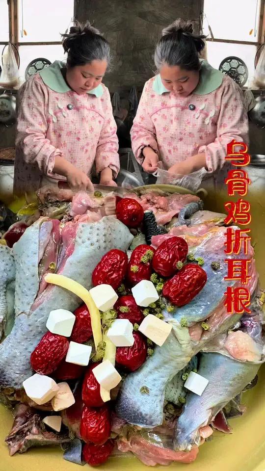 云南高山乌骨鸡凉拌折耳根 在农村粗茶淡饭,吃上自家喂养土鸡鲜香味浓满口留香。#土鸡#乌骨鸡