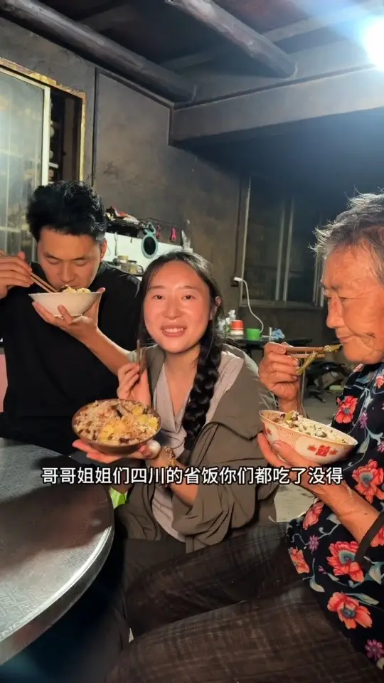 拿黢黑的腊肉做一个四川的省饭，这样做出来你们敢吃吗？