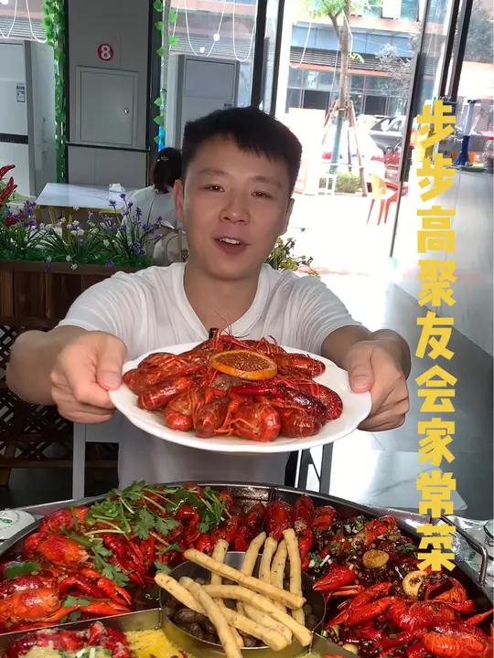 龙虾拼盘来了,这些大虾太巴适了吧