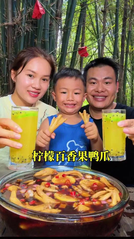在这炎热的季节里,怎么能少得了一杯冰镇柠檬水和百香果鸭爪呢,两个一起搭配,简直绝了。新农人