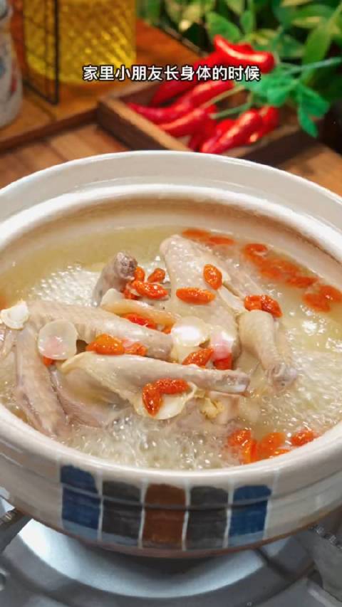 深夜食堂 家里小朋友长身体的时候,一定要喝这碗鸽子汤,营养丰富,又好喝。鸽子汤配料很重要。