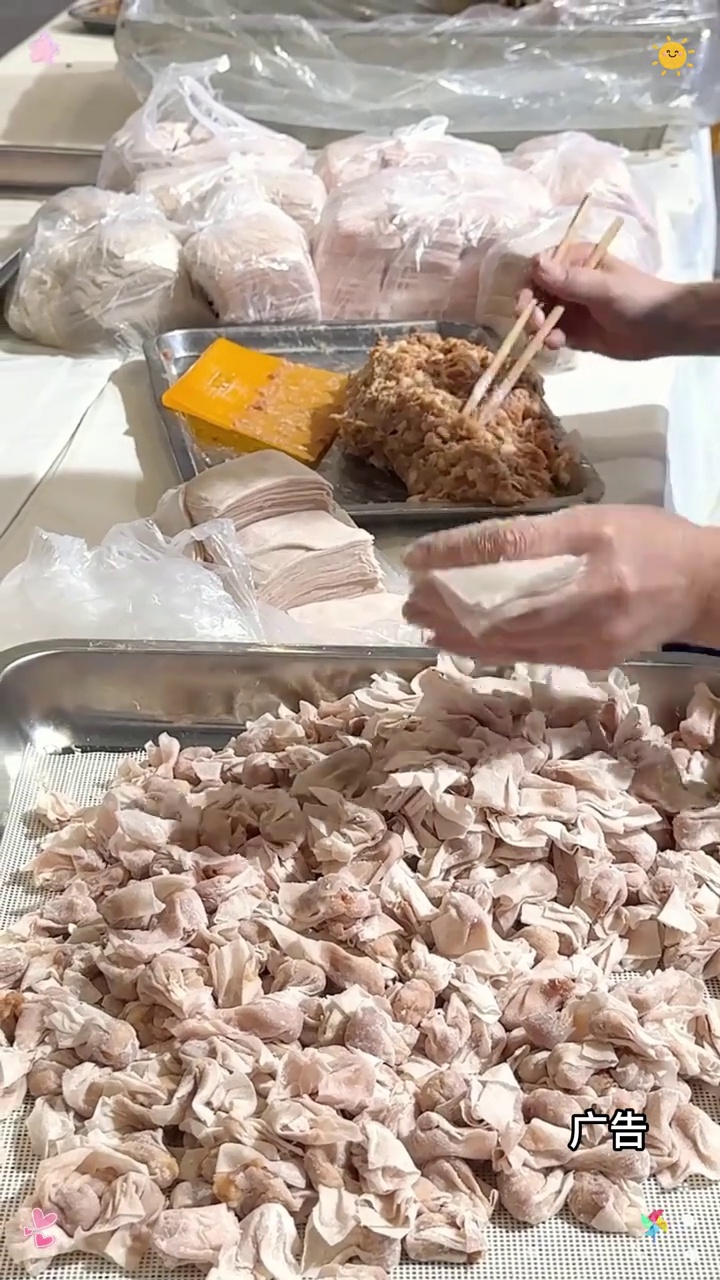形似馄饨,圆头散尾形状,然后用肉做皮,鲜韧爽滑,这口福州肉燕太绝了!福州肉燕 手工馄饨 特