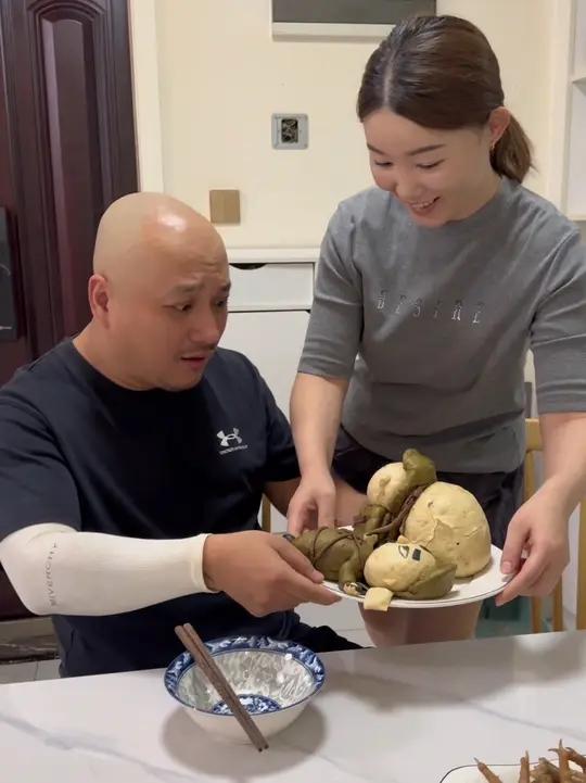 今天给大家表演个三口一个小鬼子馒头