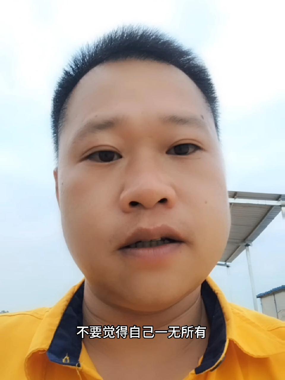 累的时候就看看自己的孩子,不要觉得自己一无所有,他是你付出一切得到最好的结果,一地鸡毛蒜皮