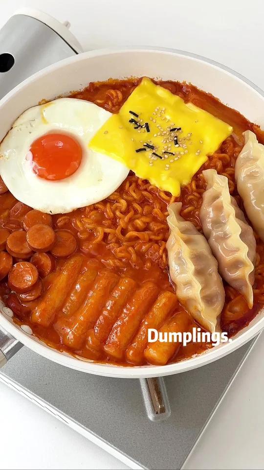 一口惊艳黏糊糊的韩式辣奶油煎饺芝士面