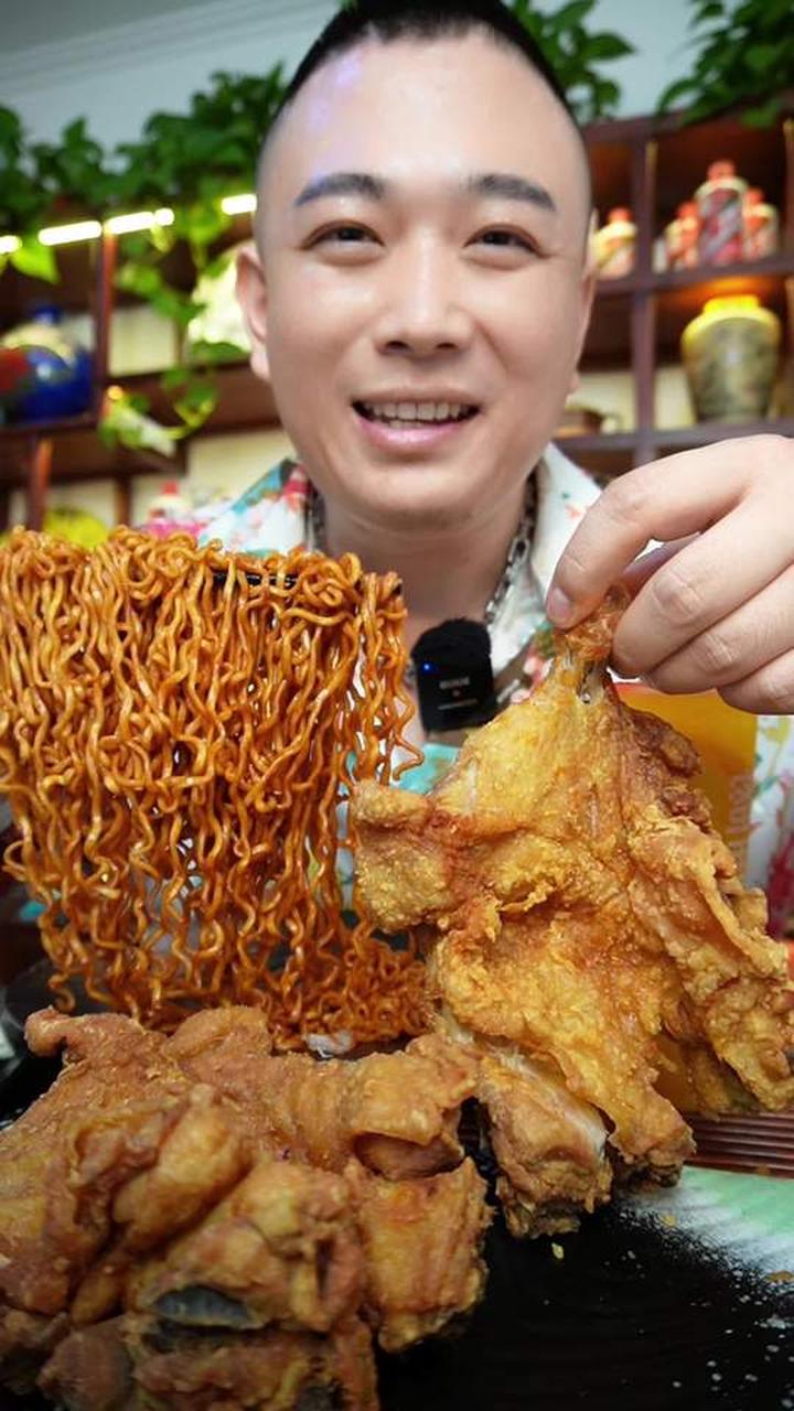 今儿吃火鸡面配脆脆炸鸡,那叫一个过瘾