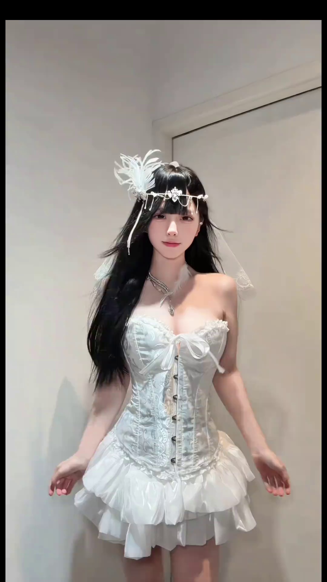 白色蕾丝鱼骨抹胸裙舞蹈