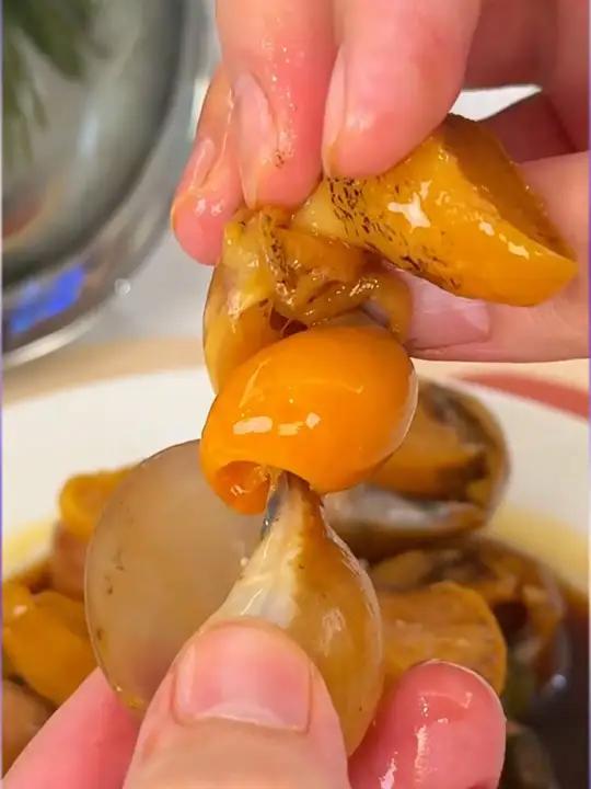 捞汁麻辣鲍螺,麻辣过瘾,qq弹弹的还带着硬黄,真的太鲜了麻辣鲍螺鲍螺麻辣小海鲜麻辣老婆脚吃