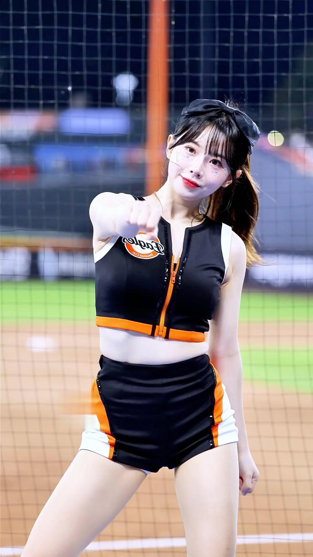 韩国拉拉队美女小姐姐肚子上的小赘肉太可爱了！