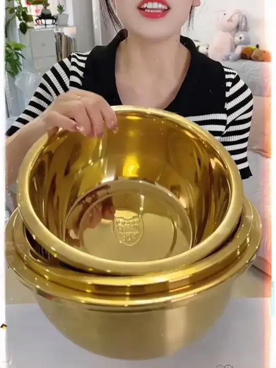 三个大中小尺寸的不锈钢盆,真的太实用啦,用来洗水果蔬菜,拌凉菜沙拉,装汤盛饭都没问题,关键