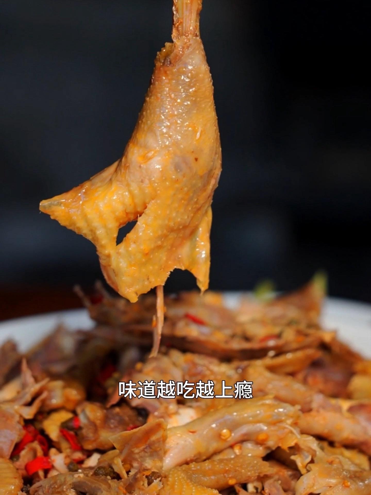 今晚饭桌上肉都没有，桃子手撕一只藤椒鸡加餐，这味道太过瘾了！我的乡村生活 农村生活