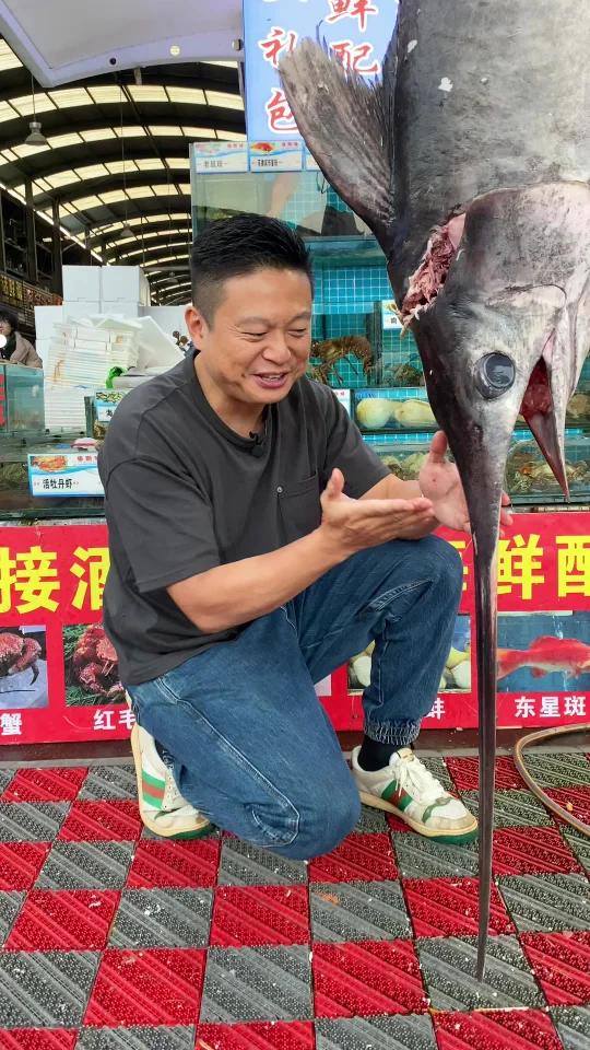 世界上游速最快的鱼,剑鱼。用剑鱼的剑切剑鱼,做个尖椒鸡尝尝