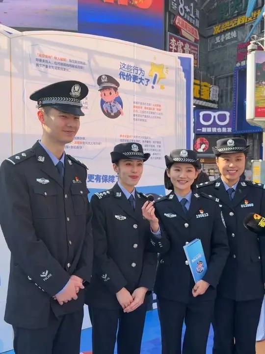 今天的浪漫属于人民警察！第六个中国人民警察节，长沙大屏亮起致敬海报~ 警营开放活动闪现长沙