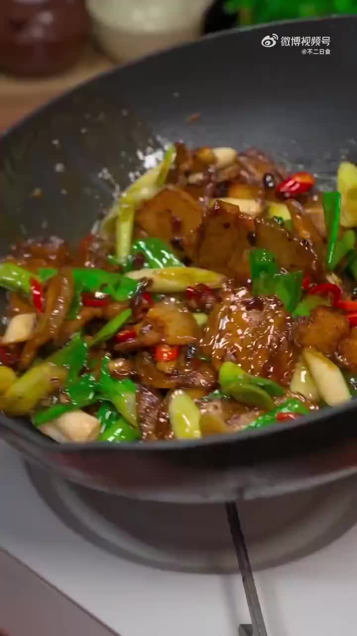 美食时刻 厨艺教程  又到了吃回锅肉的季节,青蒜放在一起炒,真的太香了“家常菜 ” 美食分
