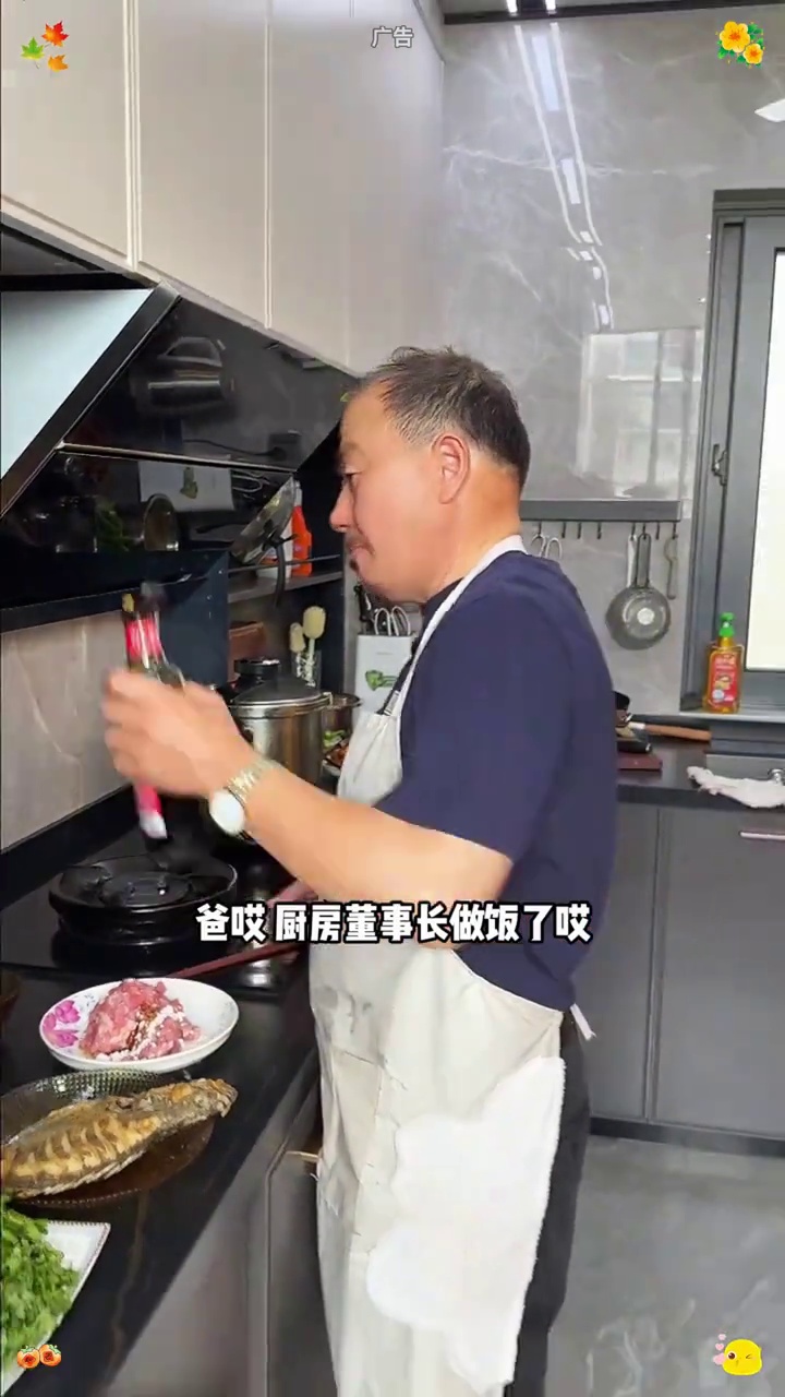 家里油用的快,我又买了两桶回来,这个是我们家一直回购的,它是玉米胚芽油,油很清澈,炒饭炒菜