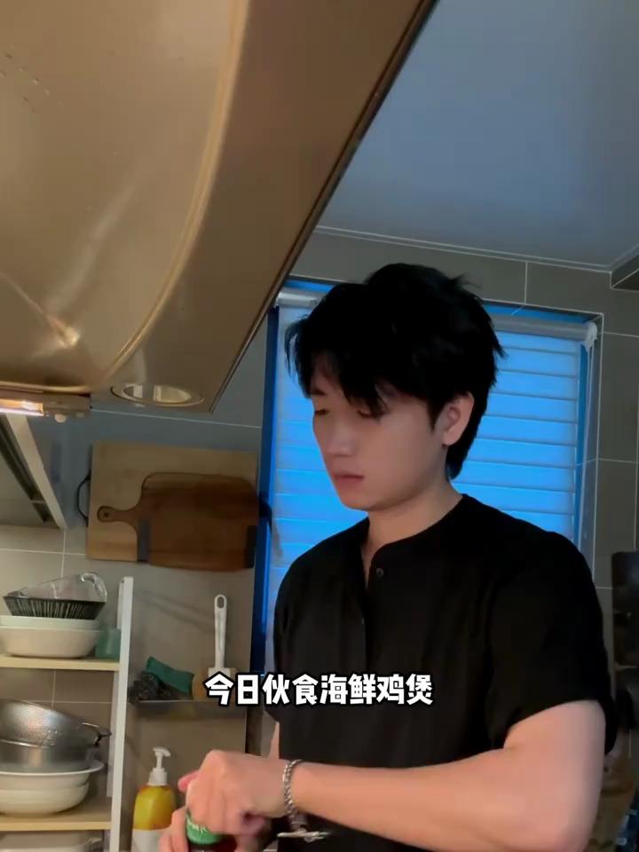 《攒钱买房一顿饭不超10元》超支了，今日伙食 -海鲜鸡煲