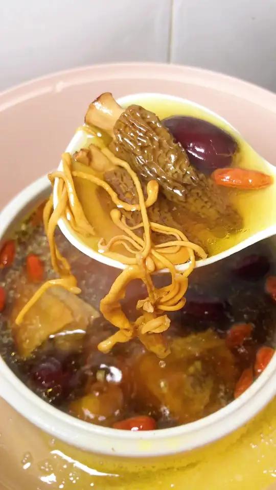 马上就要开学了!给孩子炖一个营养又长个汤 鱼胶羊肚菌鸡汤 大小朋友都适合,汤鲜美味!