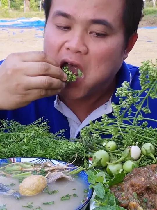 臭虾酱苦涩小茄子茴香原味鱼汤香米饭团 泰国主播吃美食视频泰国有哪些神奇美食农村生活泰国大叔