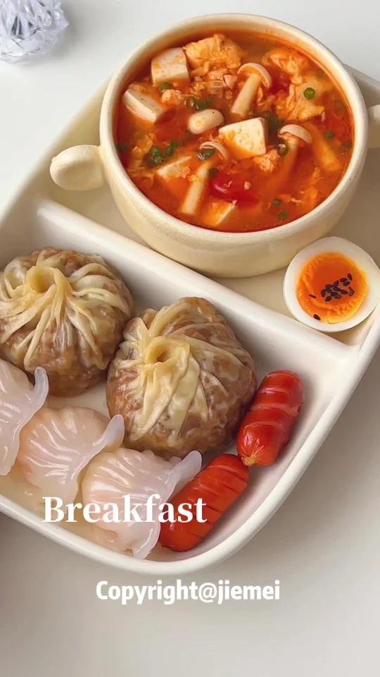 番茄菌菇豆腐汤烧麦虾饺幸福中式早餐