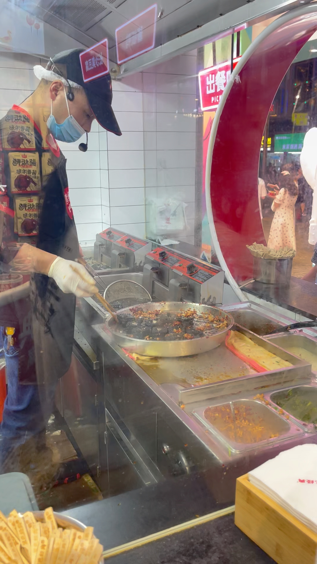 长沙黑色经典臭豆腐制作过程酥香臭辣