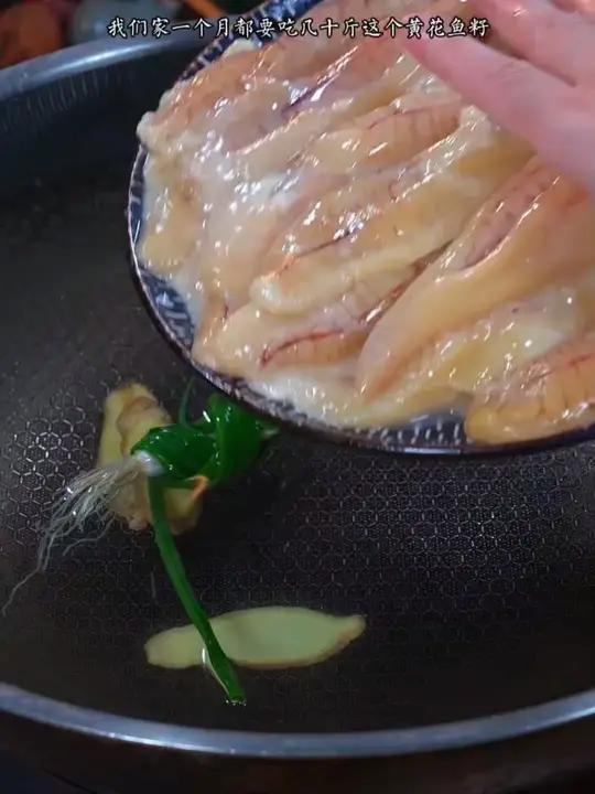 这个是我们家一周恨不得吃8次的鱼籽烧豆腐，真的又香又辣特别下饭