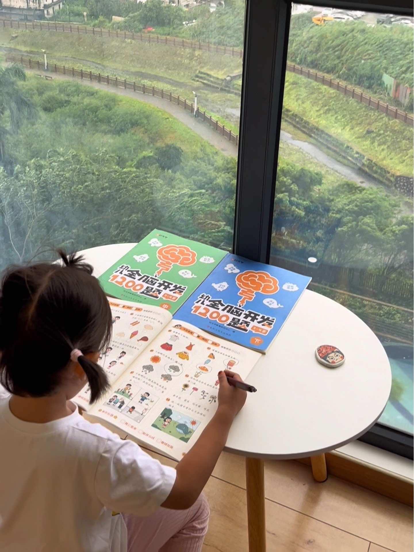 这套书可以锻炼宝宝逻辑思维、认知力、专注力,爸爸妈妈们可以陪孩子学起来!内容丰富,对孩子来