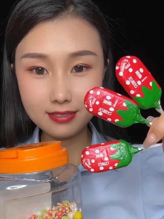 今天来吃这个草莓巧克力!