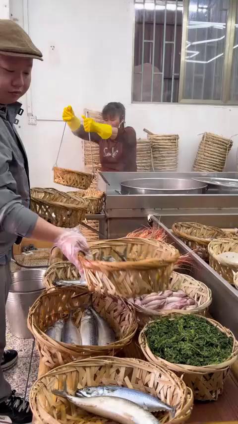 你吃过潮汕鱼饭吗？简单的烹饪，鱼饭里面没有饭！鲜甜好吃