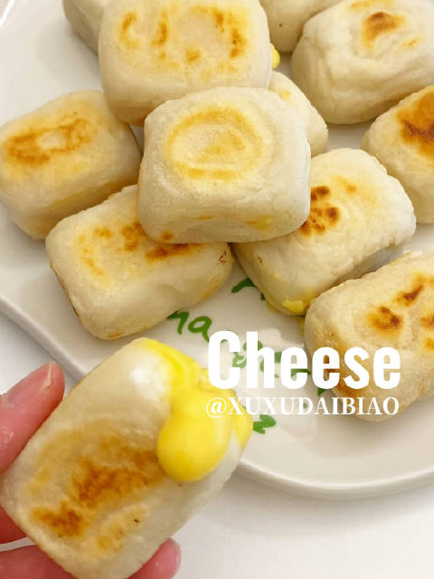 美食味道「糯糯叽叽爆浆芝士年糕」芝士控冲冲冲!准备芝士片、糯米粉、白糖、开水搅一搅,平底锅