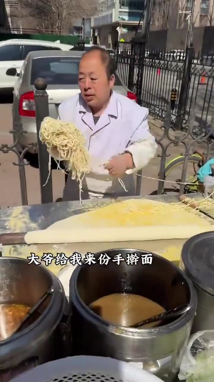 东北街头块一碗现擀手擀面卤子随便吃这也太绝了