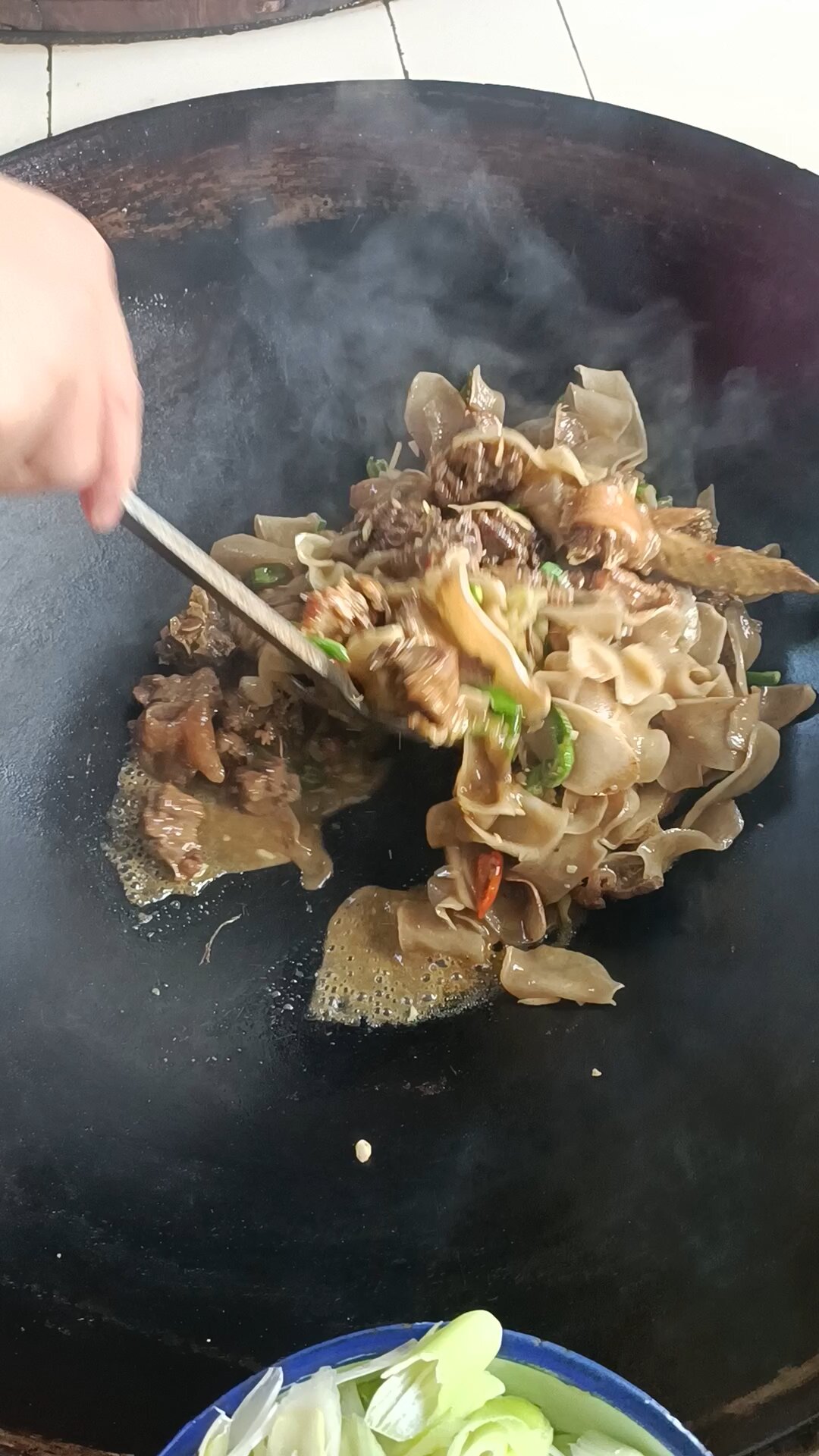 香,干土豆片炒土鸡肉!