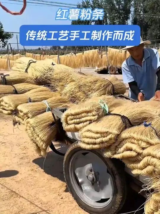 手工红薯粉条,传统工艺手工制作而成的,吃起来Q弹爽滑、劲道入味,不管是用来炒菜还是煲汤都很