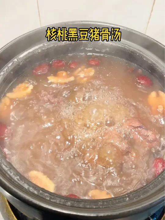 春天是万物复苏,万物生长,妈妈们趁着黄金好时期,让孩子窜一窜 有助孩子长高的营养汤 核桃黑