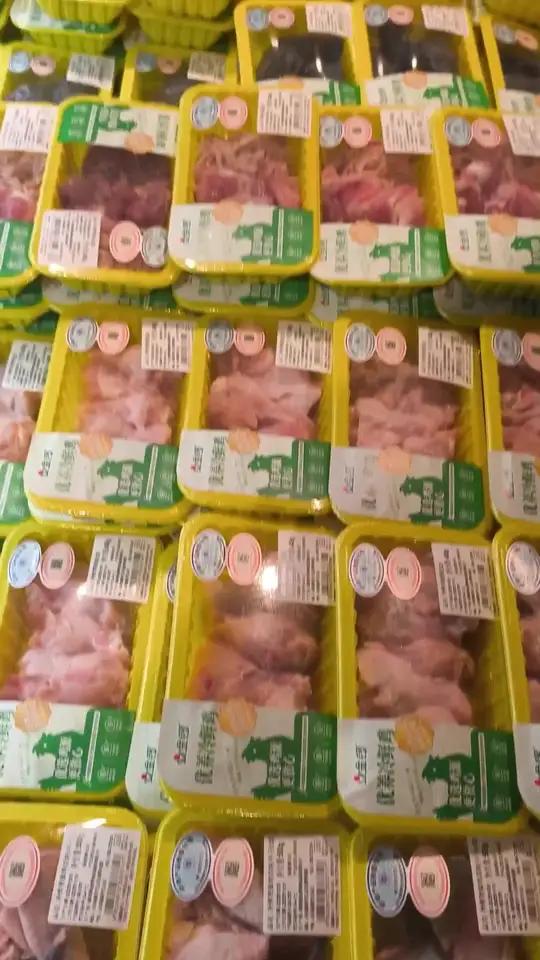 小红岛超市金锣冷鲜猪前小排炸街！400 克 6.9 元，原价 19.9 元，销量三倍暴增，