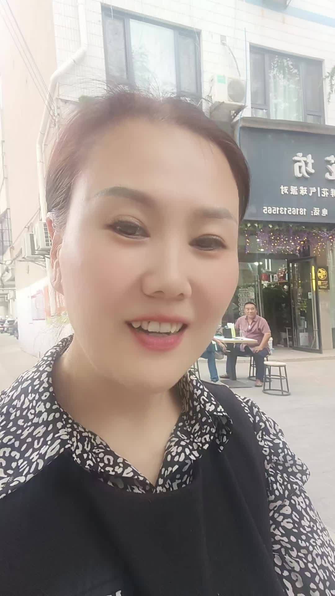 牧原巴氏鲜奶吧位于二小与金水路十字路口,老板陈总是蒲城人,来到合阳十一年了,愿意为两名困境