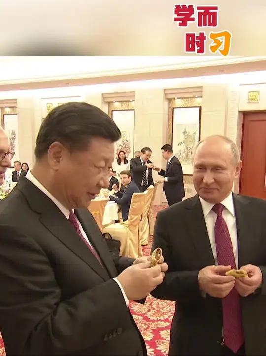 2018年6月8日,习近平同俄罗斯总统普京在天津出席中俄友好交流活动。在天津的晚宴上,普京