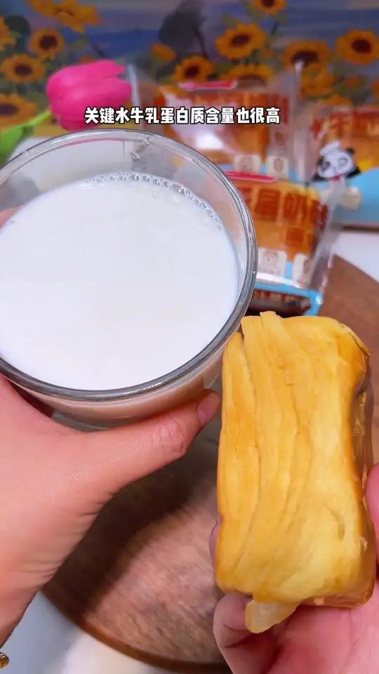 盼盼水牛奶千层奶砖,可以一层层撕着吃,口感松软绵密太好吃了!好吃到停不下来 水牛奶面包 盼