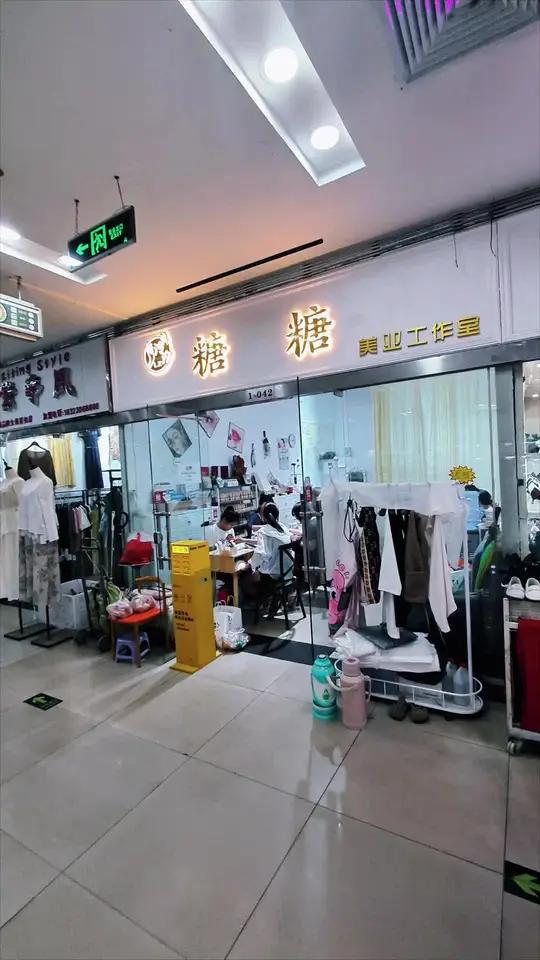 19.9纯色美甲还能跳色!59.9猫眼贴钻!68.9的美睫!开在大学附近的店恁便宜?美甲美