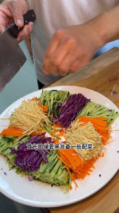 东北五彩大拉皮,这一个小凉菜,麻酱就赢了,味道真的是无敌好吃  有一种美好叫辽宁 新时代六