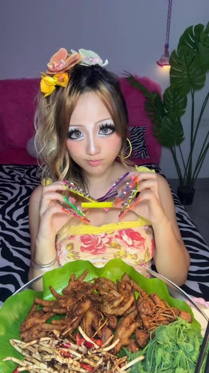 吃佤味鸡爪搭配苤菜根，美食体验超棒