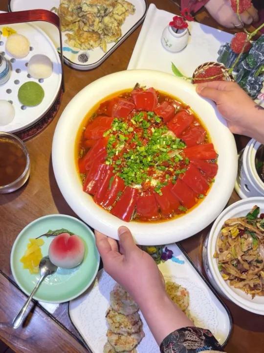 保定天鹅西路的网红餐厅,荔枝虾球、剁椒鱼头、宫保鸡撞虾 全是硬菜